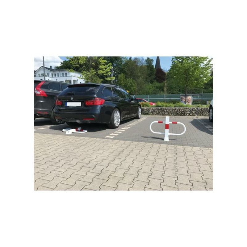 Barrière de parking rabattable avec serrure profilée à pistons