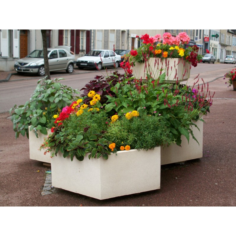 Jardinière hexagonale en béton.